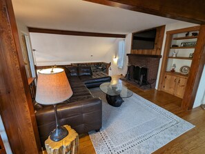 TV connectée, table de tennis de table, livres