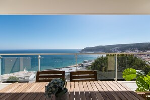 Outdoor dining - BeachFront, Pool, Gym and Sea View (Sesimbra)