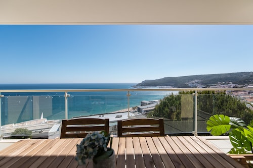 BeachFront, Pool, Gym and Sea View