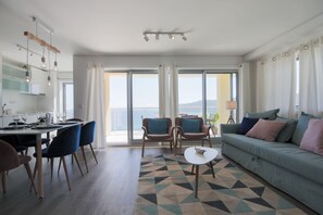 TV - BeachFront, Pool, Gym and Sea View (Sesimbra)