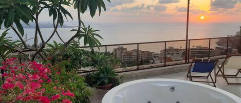Outdoor spa tub