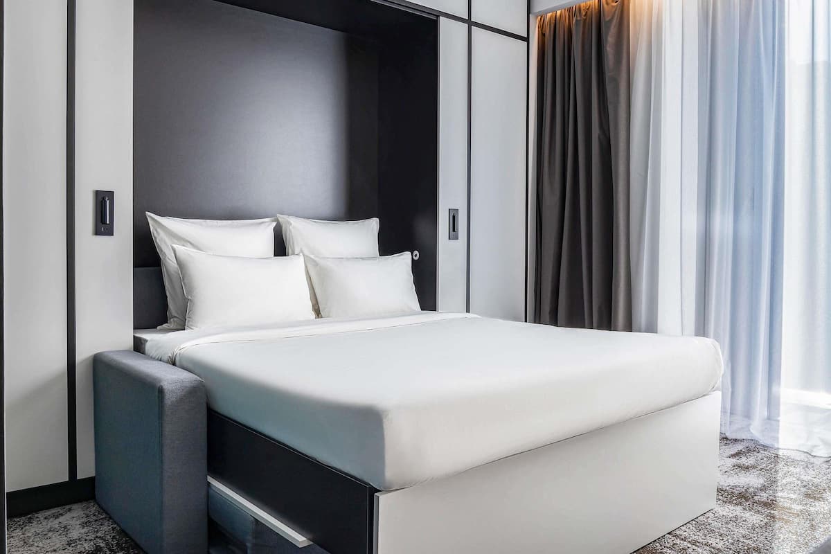 Studio, 1 Double Bed | Hypo-allergenic bedding, in-room safe, desk, blackout drapes