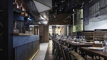 2 restaurants servant le déjeuner et le dîner