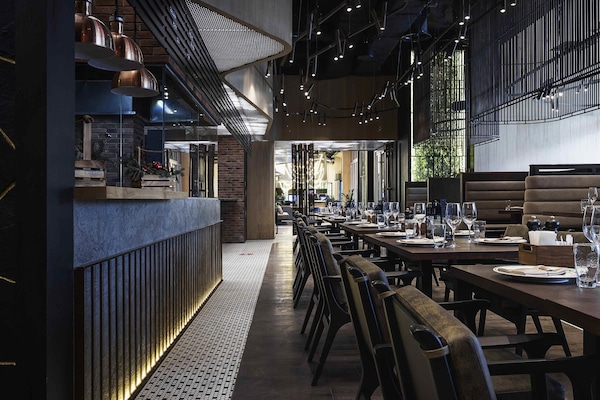 2 restaurants; lunch and dinner served