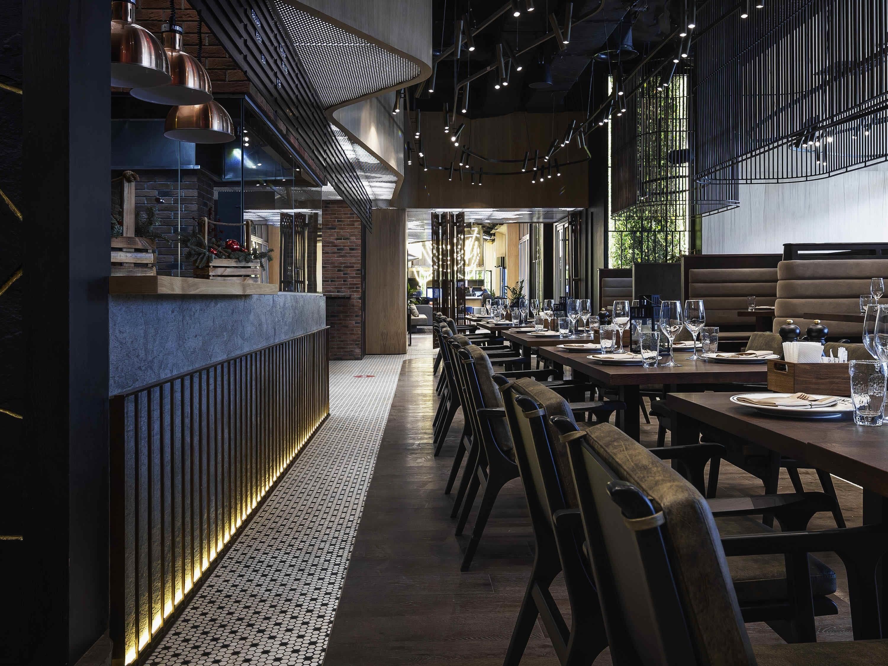 Serveert lunch en diner, moderne Europese gerechten