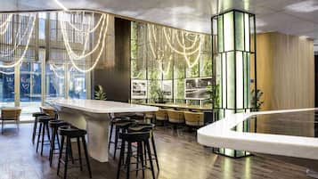 2 restaurants; lunch and dinner served