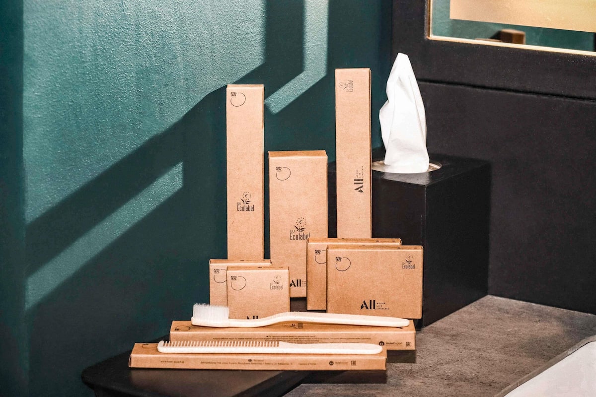 Hypo-allergenic bedding, in-room safe, desk, blackout drapes