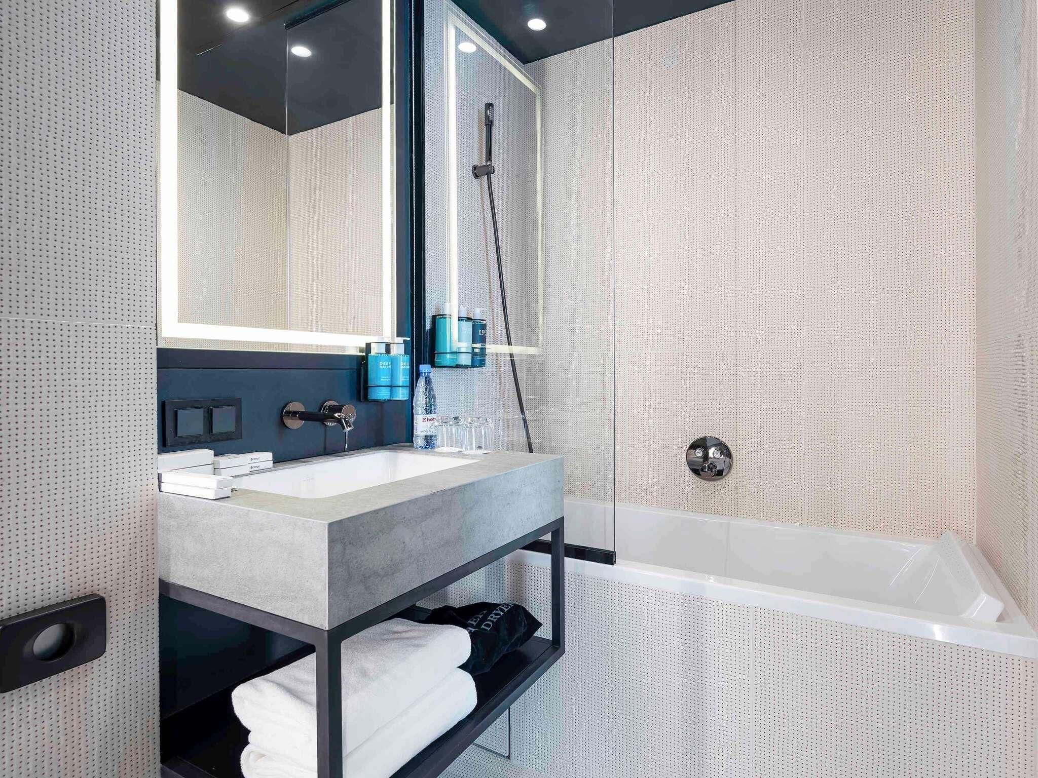 شقة - غرفتا نوم | ملاءات للفراش لا تسبب الحساسية وخزنة داخل الغرفة ومكتب وستائر تعتيم