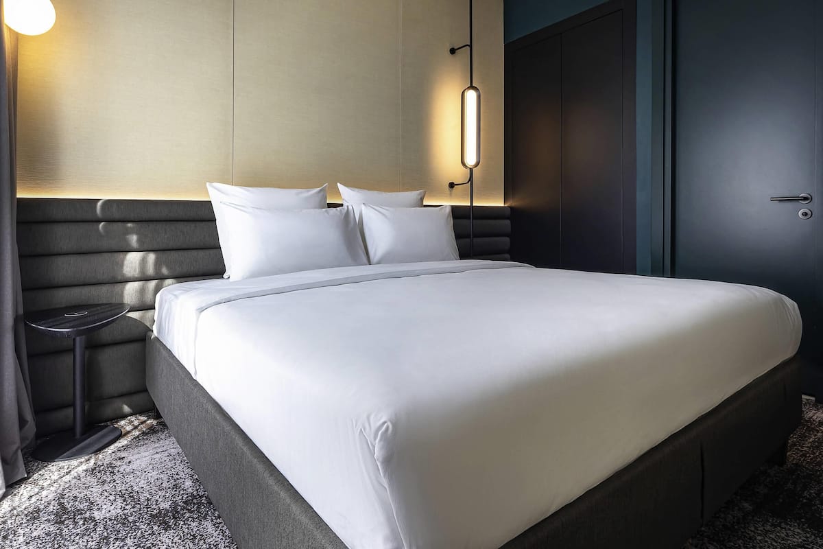 Apartment, 1 Bedroom | Hypo-allergenic bedding, in-room safe, desk, blackout drapes