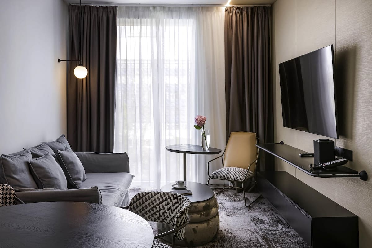 Apartment, 2 Bedrooms | Peralatan tempat tidur hipoalergenik, peti besi dalam bilik, meja