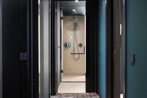 Apartment, 2 Bedrooms | Peralatan tempat tidur hipoalergenik, peti besi dalam bilik, meja