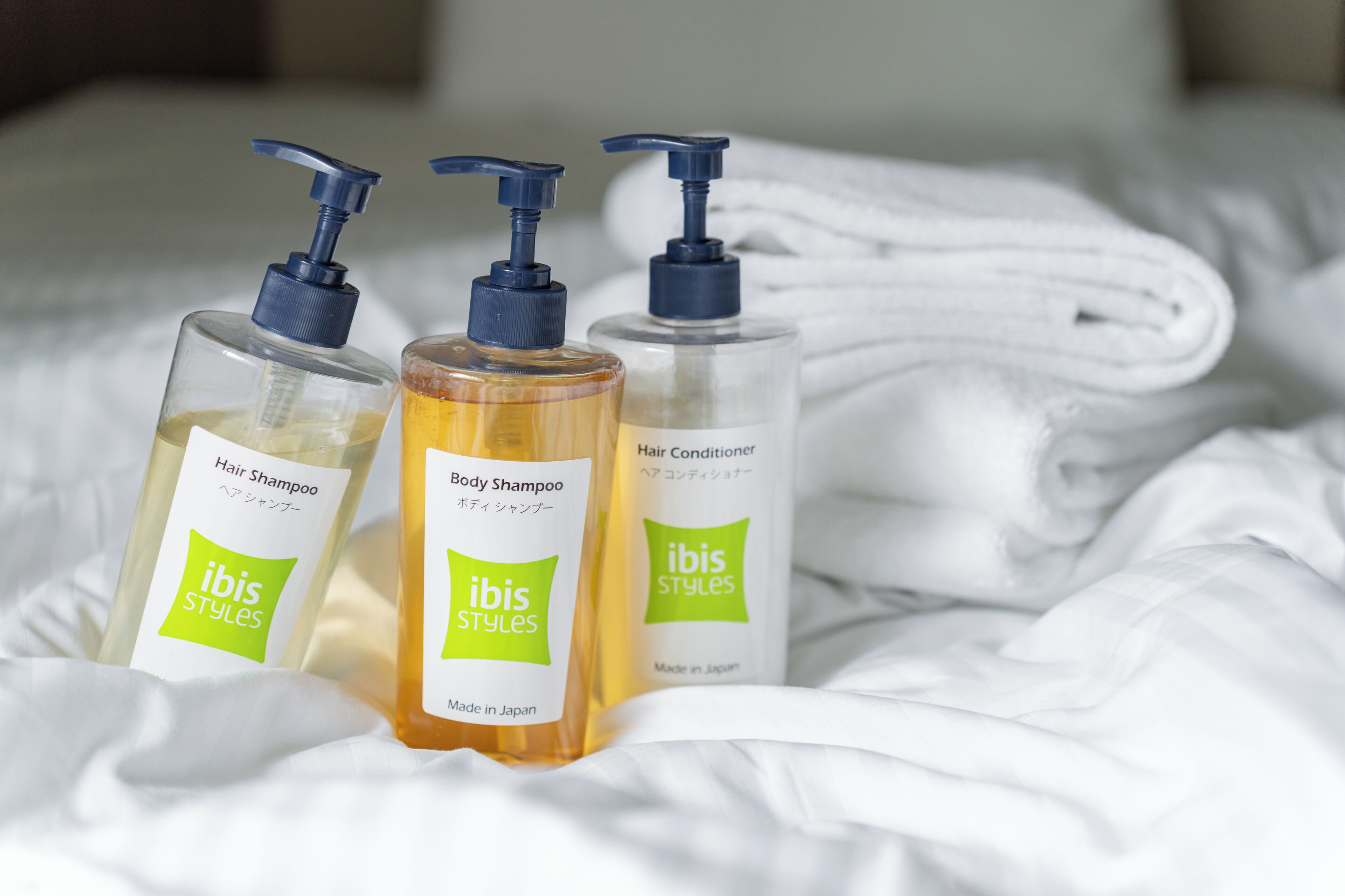 combined shower/bathtub, eco-friendly toiletries, hair dryer, slippers