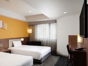 Superior Room with 2 single beds | Tallelokero huoneessa, työpöytä