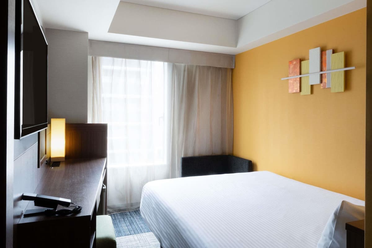 Standard Room, 1 Double Bed | In-room safe, desk, laptop workspace, blackout drapes