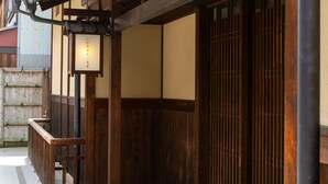 Un bâtiment japonais traditionnel doté de portes coulissantes en bois et d’un sol carrelé.
