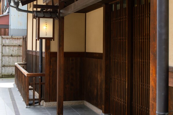 Un bâtiment japonais traditionnel doté de portes coulissantes en bois et d’un sol carrelé.