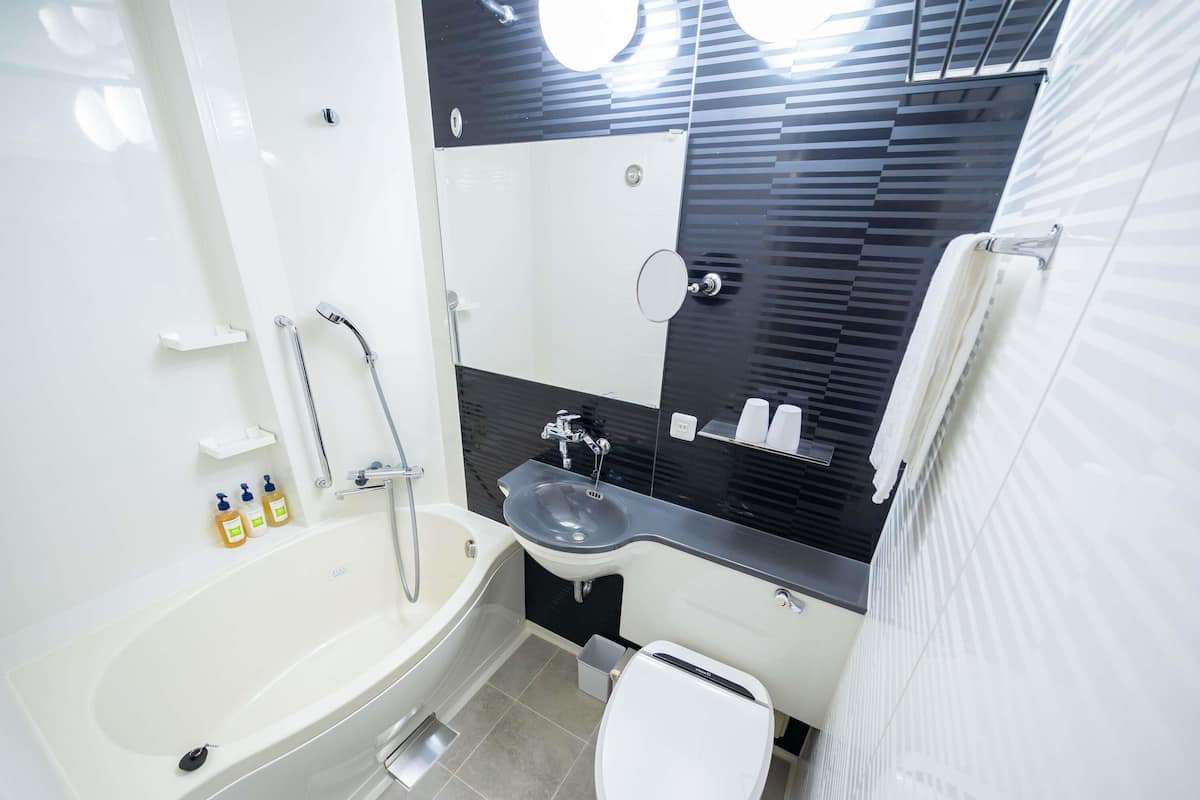 Donsdekens, een kluis op de kamer, een bureau, een laptopwerkplek