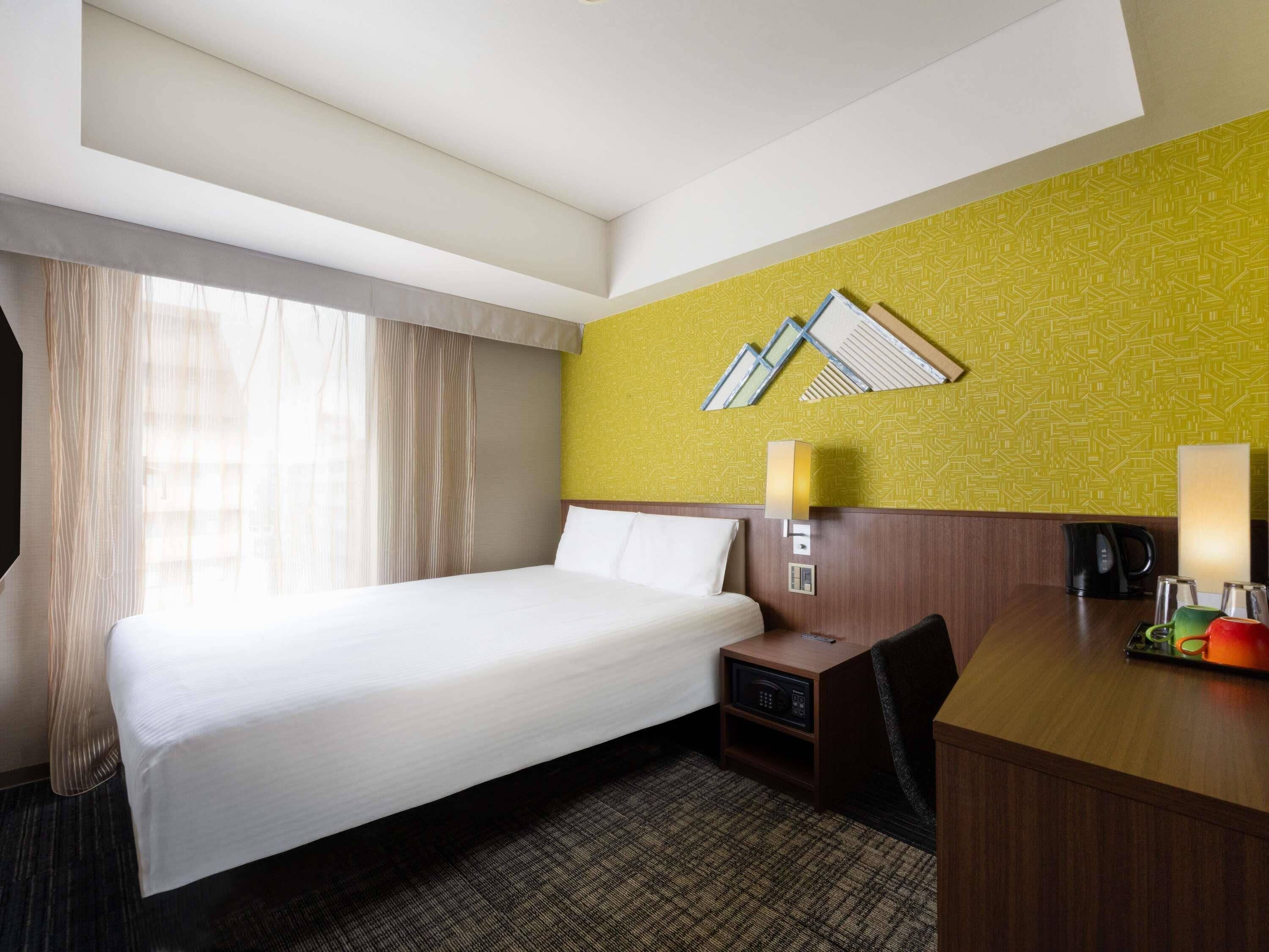 客房内保险箱、办公桌、笔记本电脑工作区、遮光窗帘