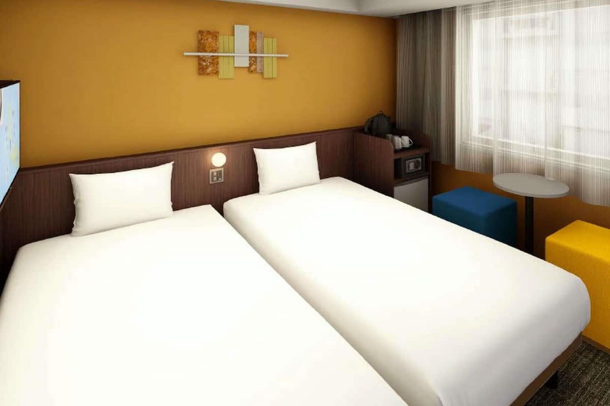 Standaard kamer, 2 eenpersoonsbedden | Een kluis op de kamer, een bureau, een laptopwerkplek