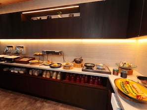 Daily buffet breakfast (JPY 1900 per person)