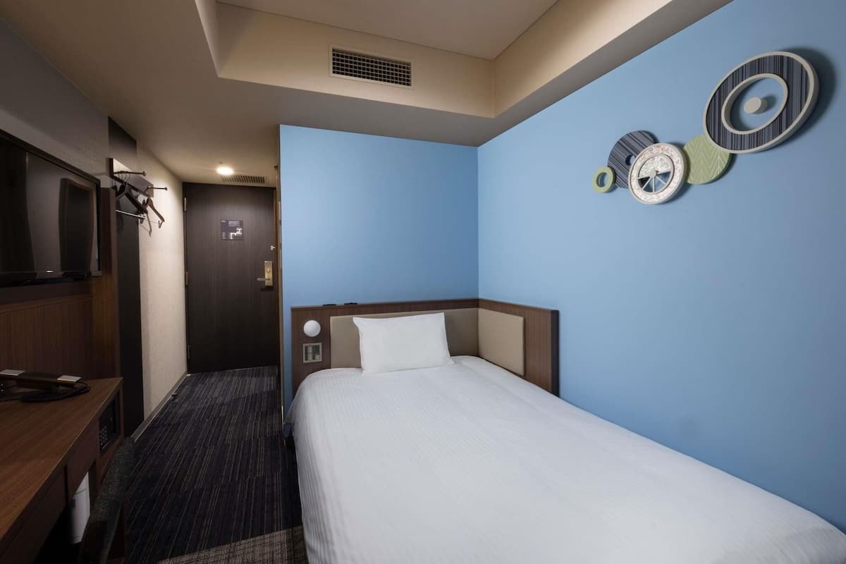 Standard Room, 1 Twin Bed | In-room safe, desk, laptop workspace, blackout drapes
