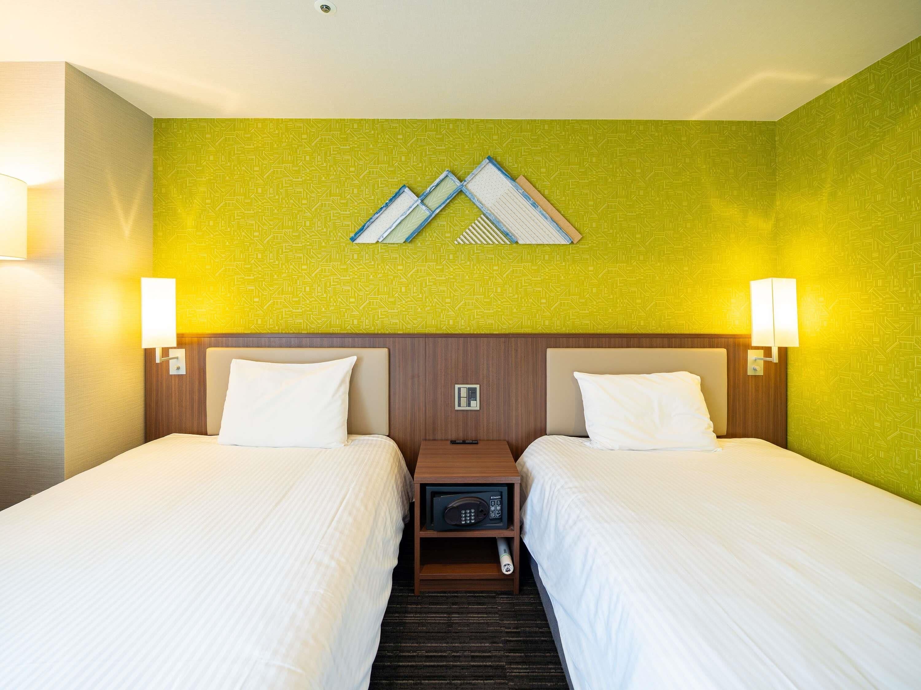 Kamar Standar, 2 Tempat Tidur Twin | Brankas, meja kerja, ruang kerja ramah laptop, dan tirai kedap cahaya