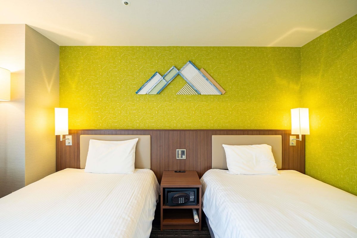 Kamar Standar, 2 Tempat Tidur Twin | Brankas, meja kerja, ruang kerja ramah laptop, dan tirai kedap cahaya