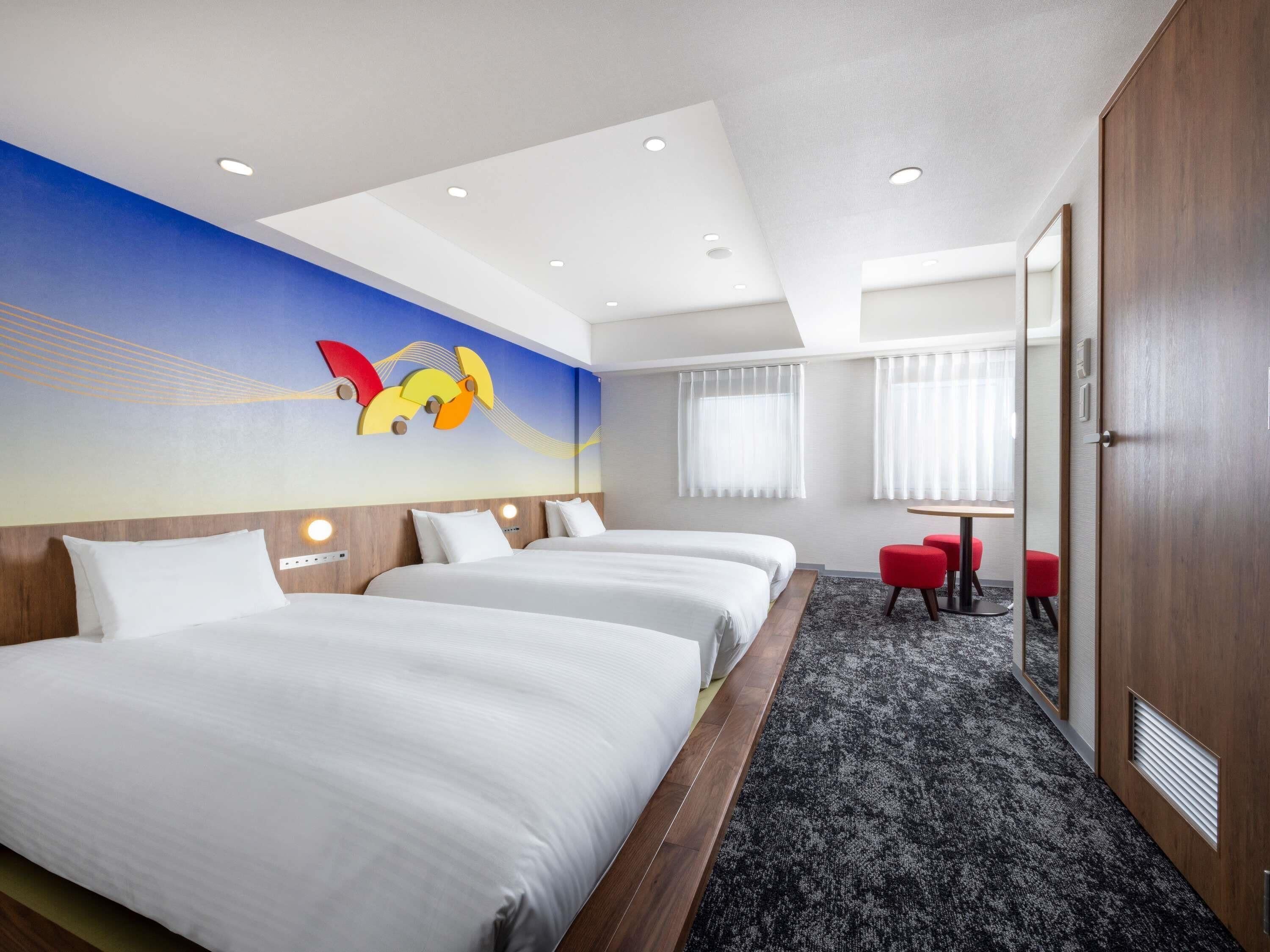 Edredones de plumas, caja fuerte, escritorio