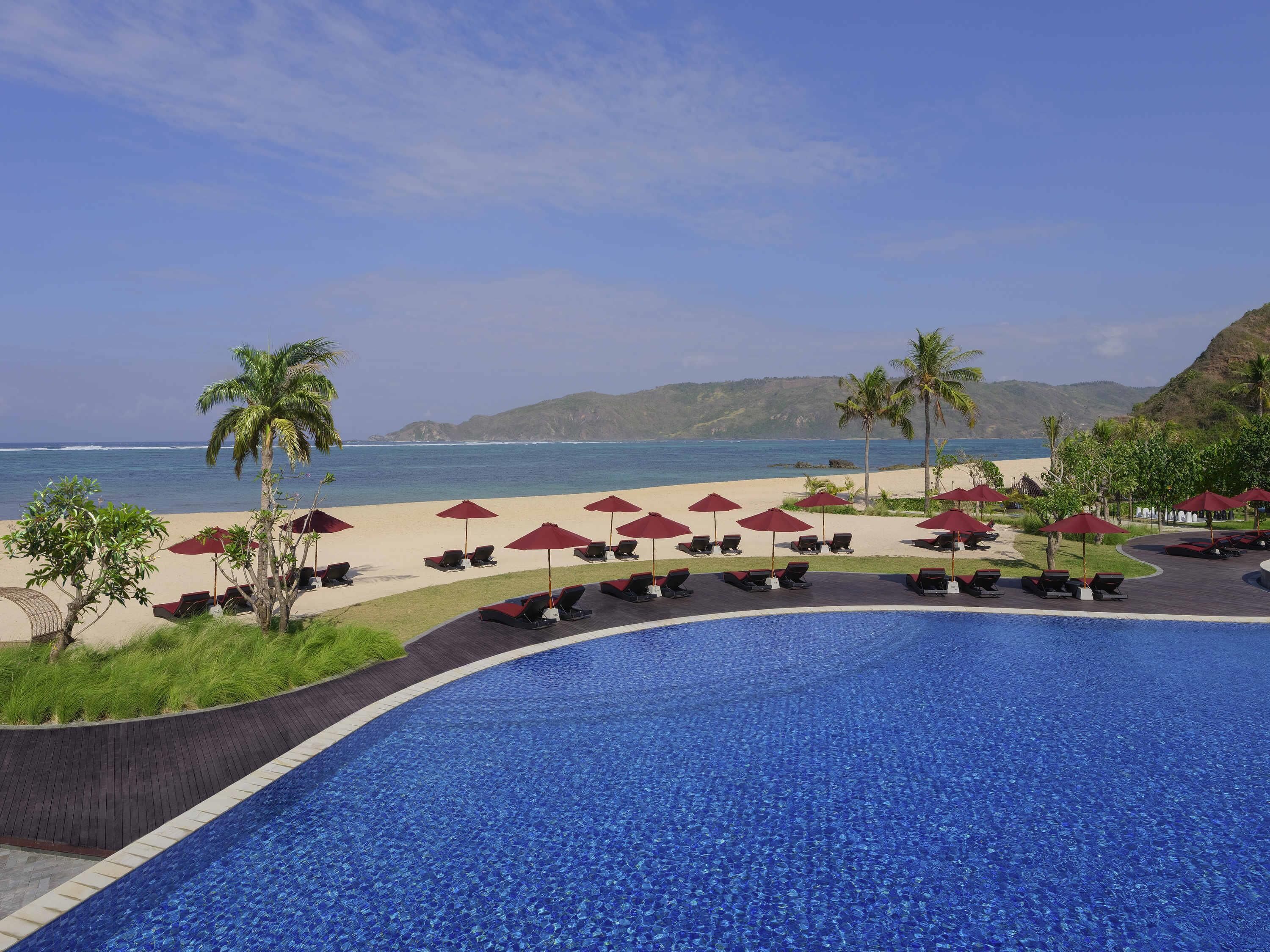 Utendørsbasseng, bassengparasoller og solsenger