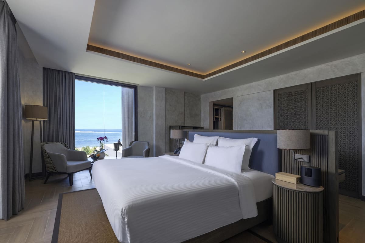 Chambre exécutive, 1 très grand lit, balcon | 1 chambre, lit avec matelas à plateau-coussin, minibar