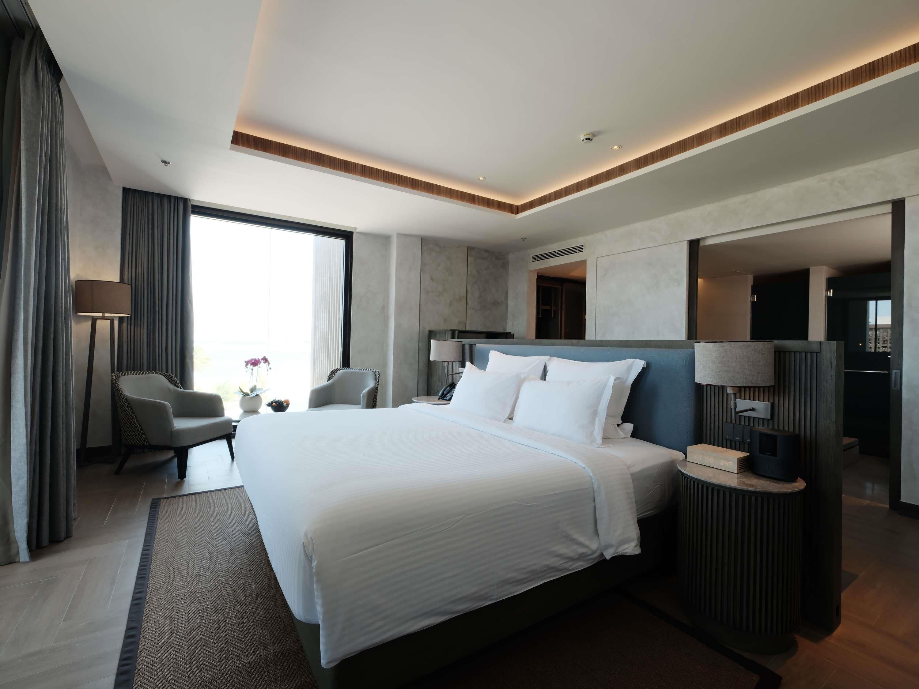 Chambre Exécutive, 1 très grand lit, balcon | Surmatelas, minibar, coffres-forts dans les chambres