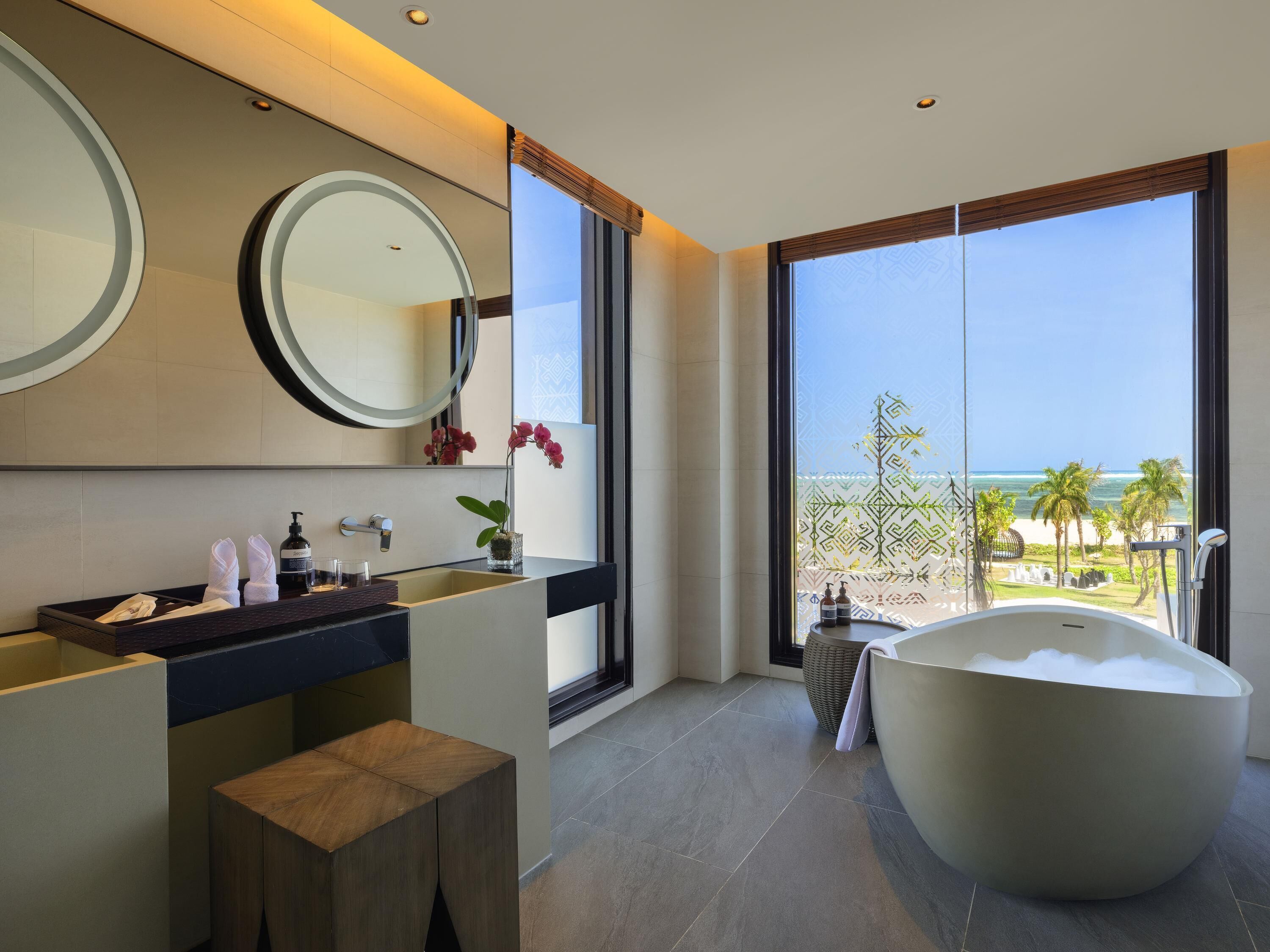 Deluxe Suite, 1 King Bed, Balcony | Pillow-top beds, minibar, in-room safe, laptop workspace