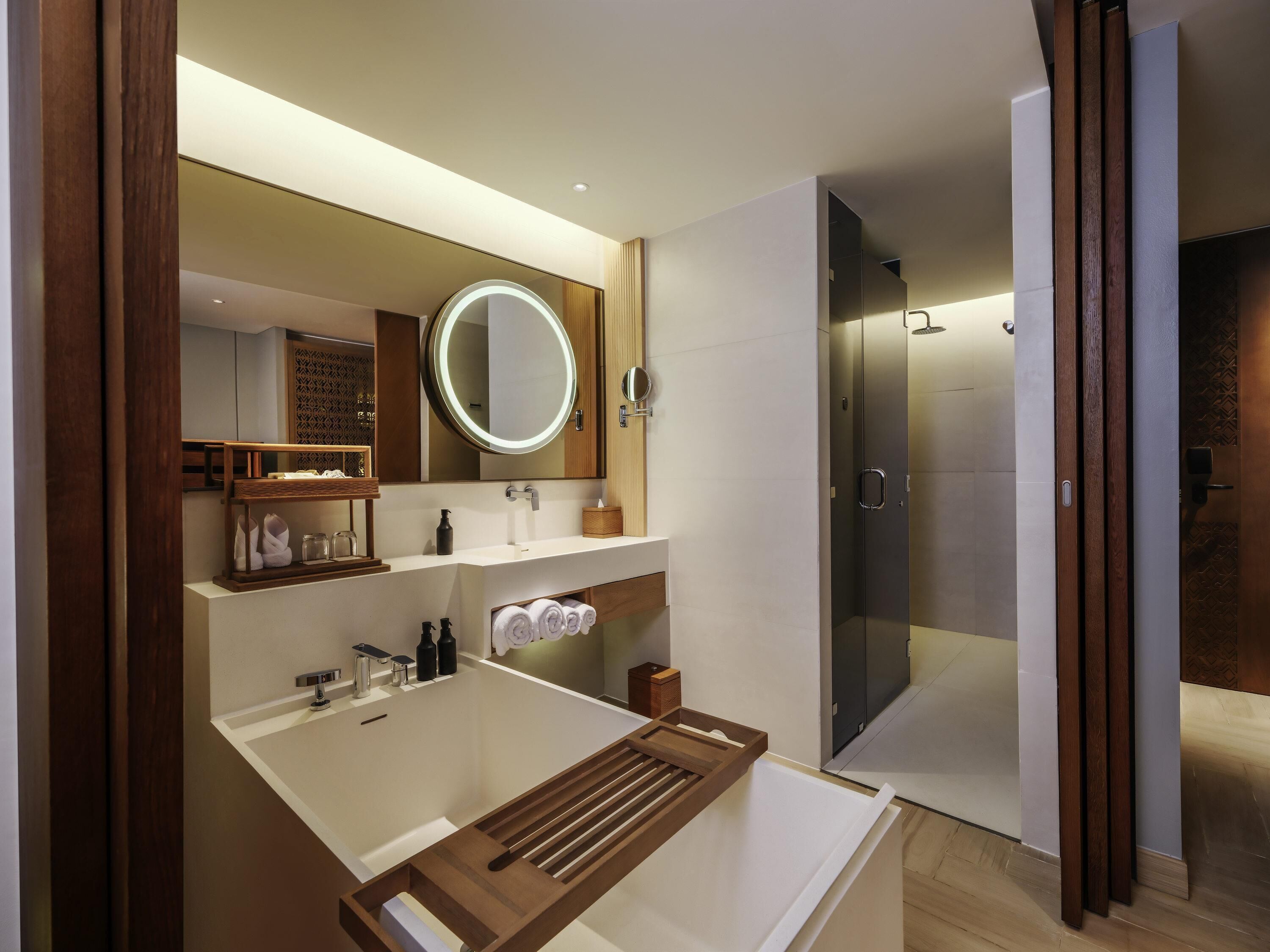Surmatelas, minibar, coffres-forts dans les chambres