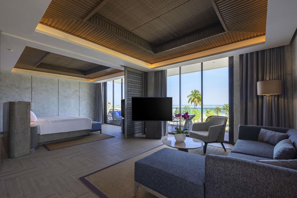 Suite Deluxe, 1 trĂšs grand lit, balcon | Lit avec matelas Ă plateau-coussin, minibar