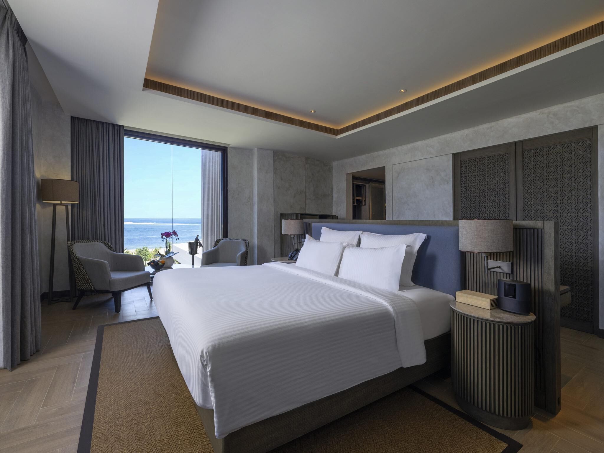 Habitación ejecutiva, 1 cama de matrimonio grande, balcón | Colchones con acolchado adicional, minibar, caja fuerte
