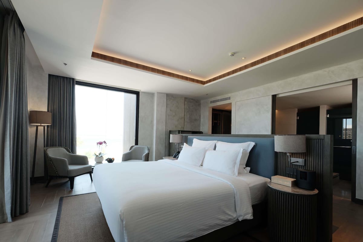 1 bedroom, pillow-top beds, minibar, in-room safe