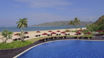 Piscine extérieure, parasols de plage, chaises longues