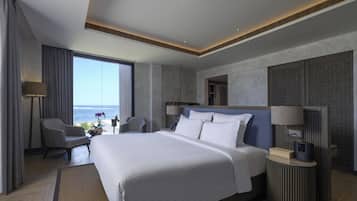 Executive Room, 1 King Bed, Balcony | 1 bedroom, pillowtop beds, minibar, in-room safe
