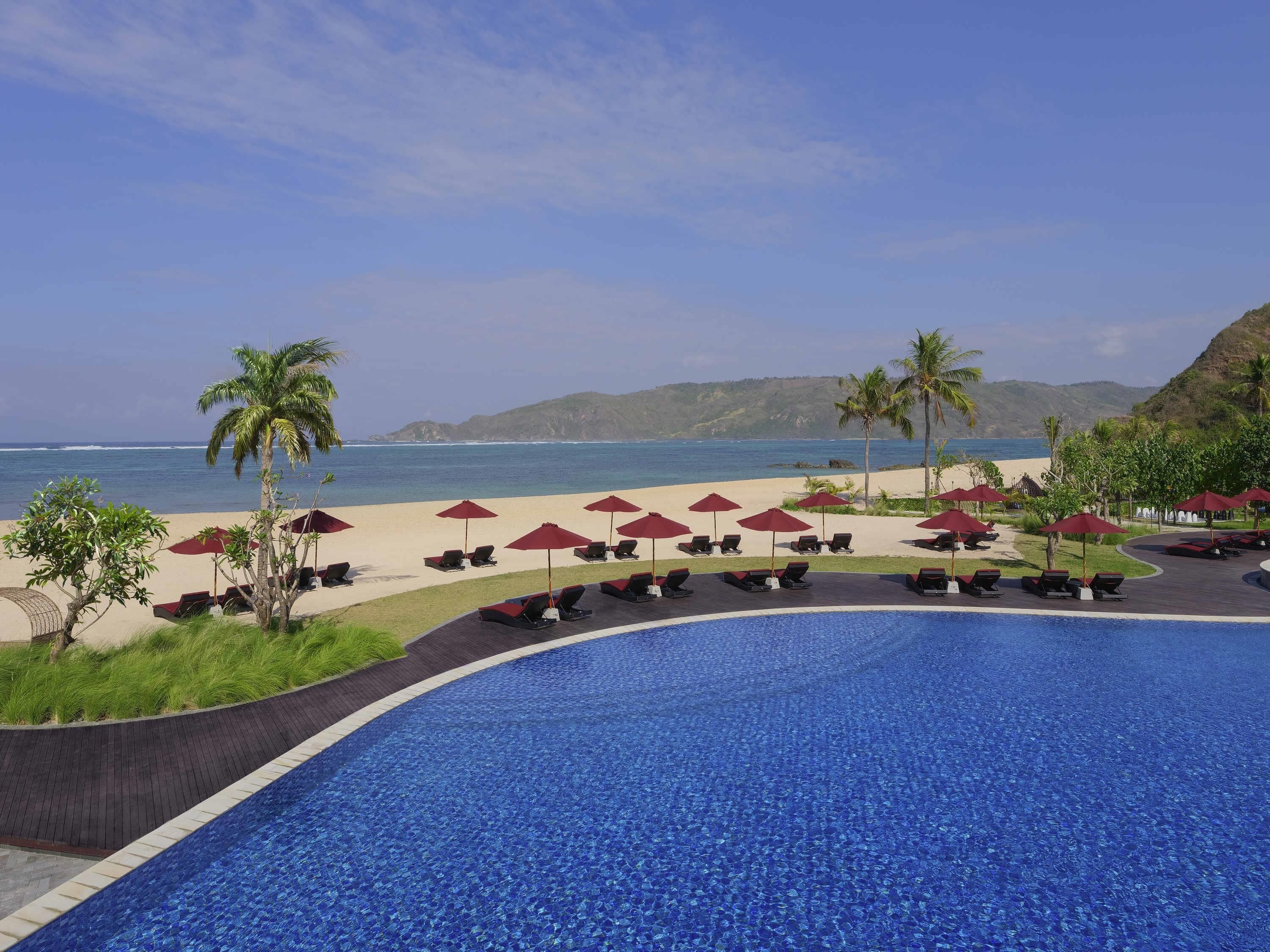 Piscina externa, funciona das 8h às 19h, guarda-sóis, espreguiçadeiras