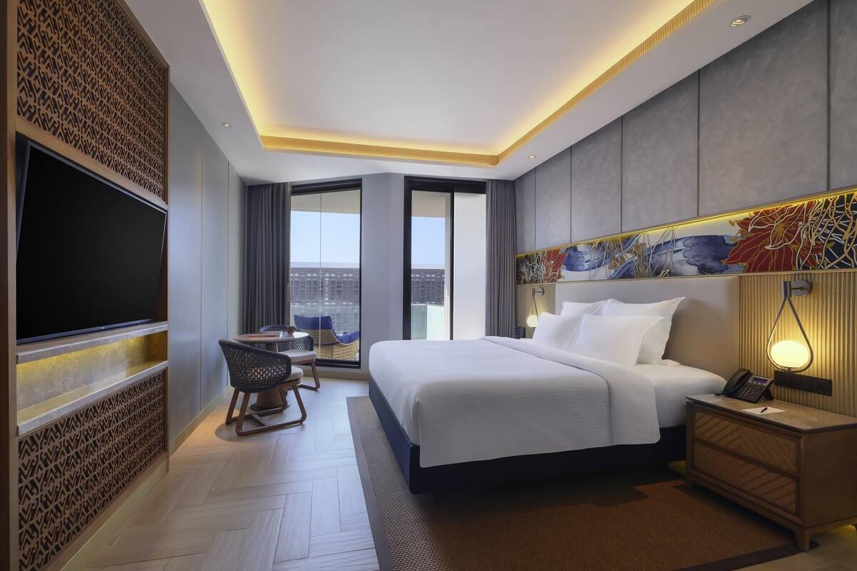 Chambre Deluxe, 1 très grand lit, balcon, côté jardin