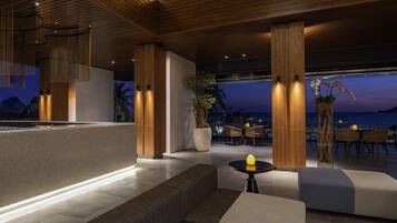 2 bars/lounges, sports bar, lobby lounge