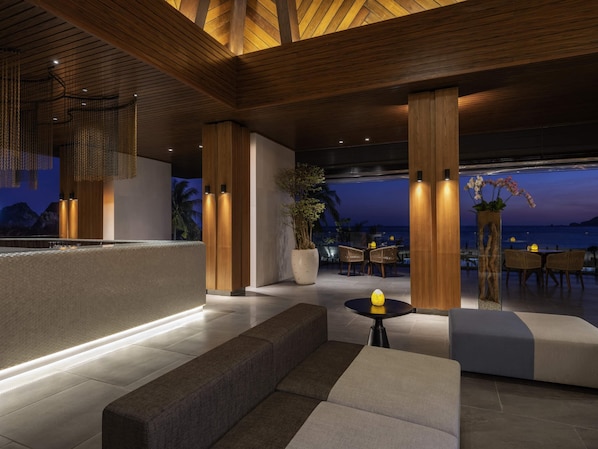 2 bares/lounges, bar de esportes, saguão/lounge