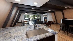 Une cuisine moderne dotée d’un plan de travail en granit et d’un évier encastré.