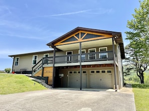 Exterior - Wearadise Mountain Views Home features Hot Tub and Fire Pit by RedAwning (Sevierville)