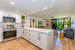 Frigorifero, microonde, forno, piano cottura