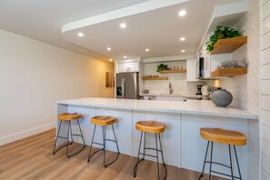 Réfrigérateur, four à micro-ondes, un four, surface de cuisson
