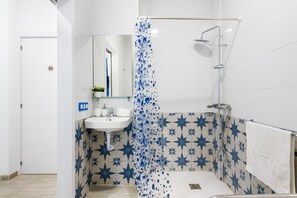 Shower, towels - OKEANOS ECO GUEST HOUSE (Granadilla de Abona)