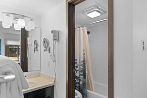 Combined shower/tub, towels, soap, toilet paper