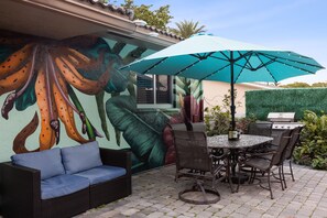 Outdoor dining - Vacation Paradise Home with Heated Pool (Dania Beach)