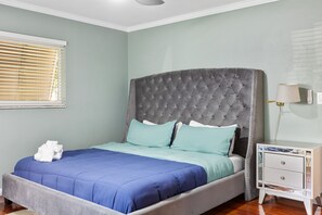 4 quartos, cofres nos quartos, ferros/tábuas de passar roupa